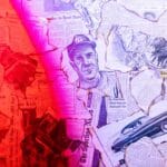 Kolaż starych gazet i ilustracji oświetlony intensywnym czerwonym światłem