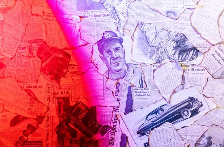 Kolaż starych gazet i ilustracji oświetlony intensywnym czerwonym światłem