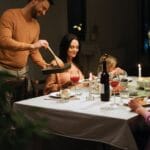 Rodzina je domową kolację przy świecach, rozmawia i śmieje się