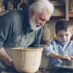 Senior i chłopiec wspólnie lepią ceramikę w pracowni