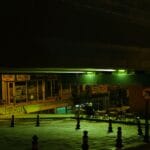 Nocna miejska scena: turecki tunel pod wiaduktem w zielonym świetle
