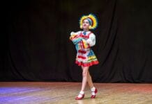 Czym różnią się polskie tańce narodowe od regionalnych? Rytmika, tempo i instrumentarium Tancerka ludowa w barwnym stroju tradycyjnym na scenie